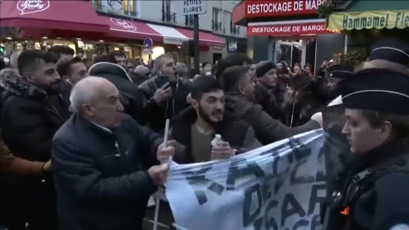 Protestocular, tetikçi üç kişiyi öldürdükten sonra Paris'i doldurdu