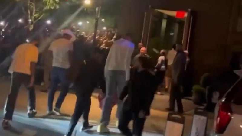 Knicks fans pelt eggs at Wembanyama