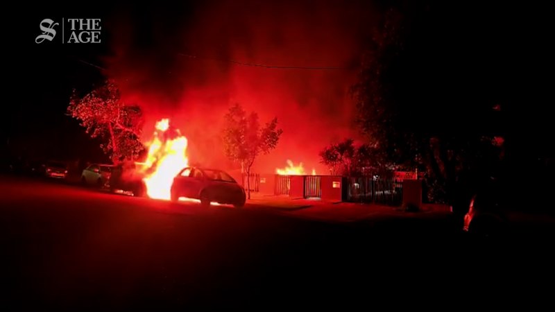 V Sydneyju se je zgodil požig, trije avtomobili uničeni