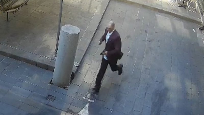 Man appears to point gun at police during Melbourne arrest