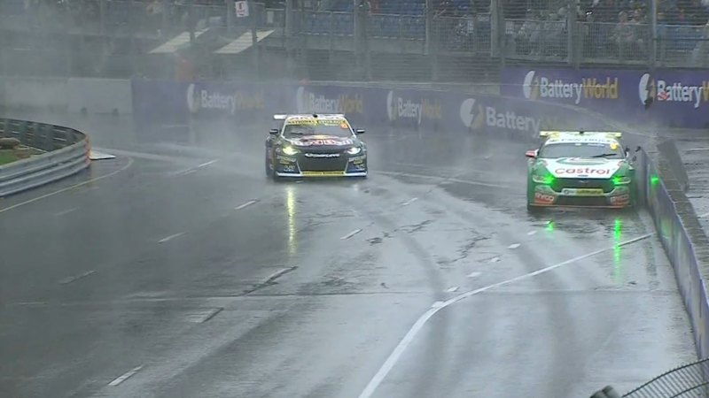 Hudo vreme povzročilo kaos na avtomobilski dirki v Adelaide