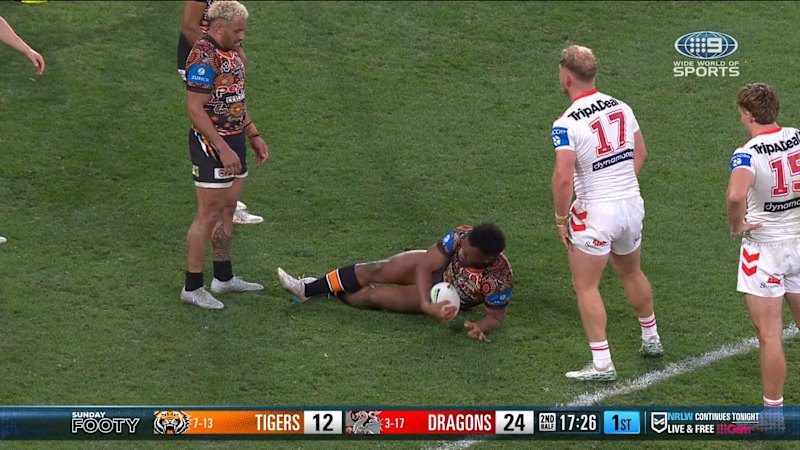 Sunia Turuva leaves field after sustaining knee injury