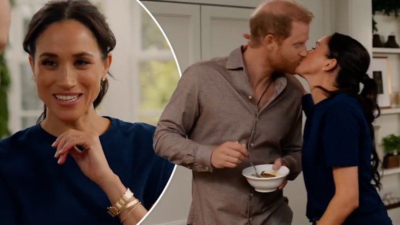 Meghan Markle in princ Harry v prazničnem napovedniku Netflixove serije izmenjala poljub