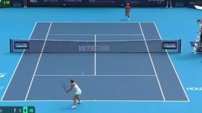 Raducanu complains about crying child