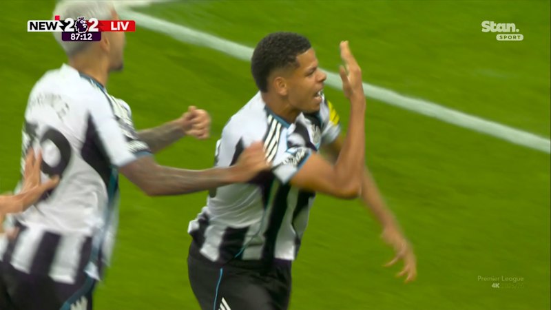 Ten man Newcastle fight back against Liverpool