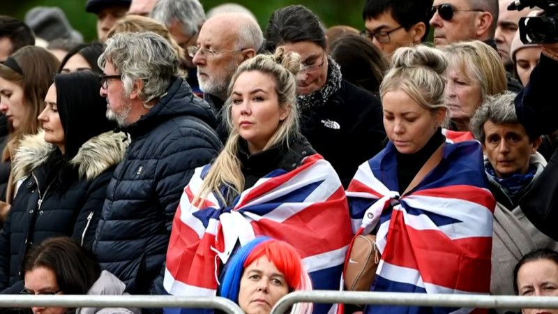 Binlerce kişi Kraliçe'nin cenazesi için Londra'da toplandı