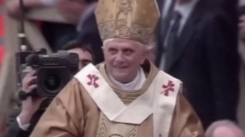 100 binden fazla eski Papa Benedict veda etti