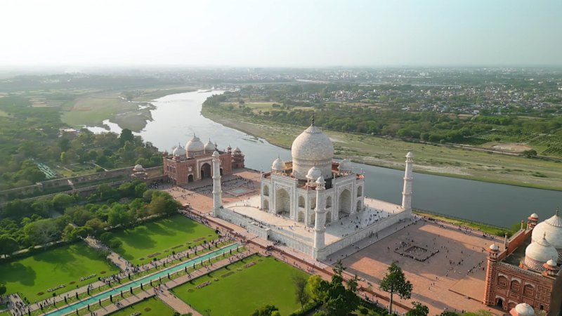 Taj Mahal, ikonična znamenitost Agre, privablja obiskovalce