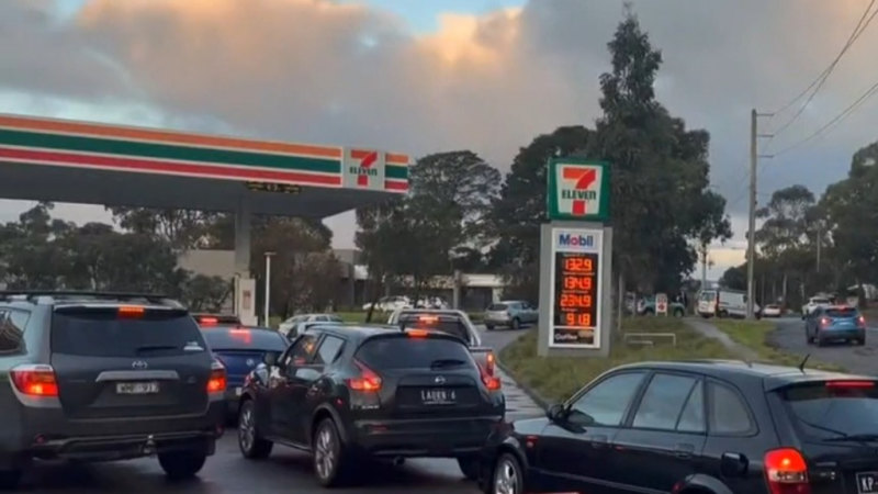 Commuters flock to cheap petrol at service station in Melbourne