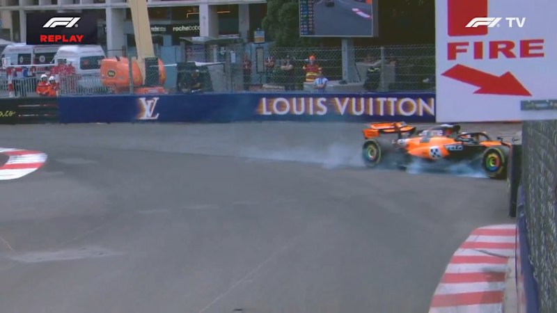 Piastri error causes red flag in practice
