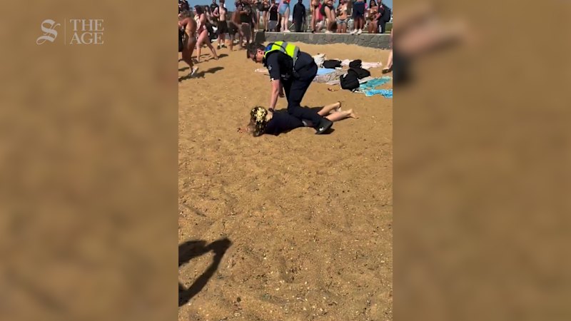Wild scenes as teens clash with police on popular Melbourne beach
