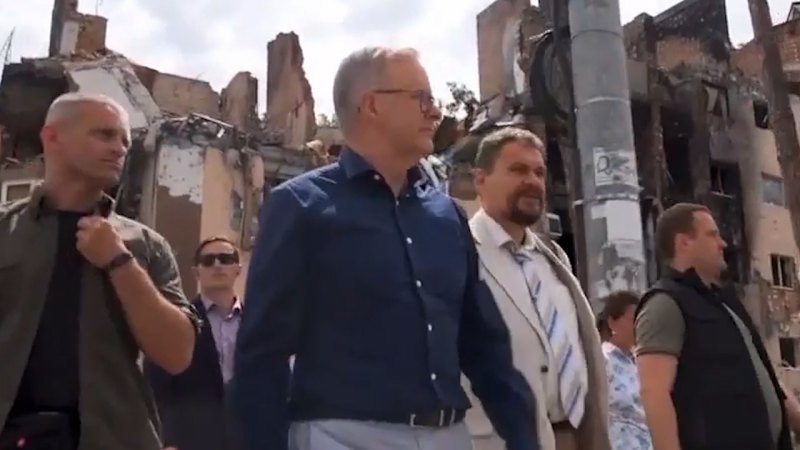 Anthony Albanese obiskal vojno razdejano Ukrajino
