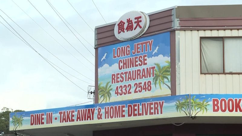 Diners stabbed trying to fight off robber
