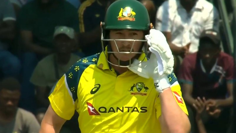 Renshaw scores century for Australia