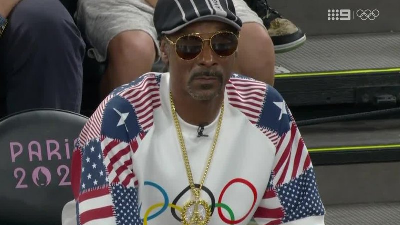 Crowd goes wild for Snoop Dogg