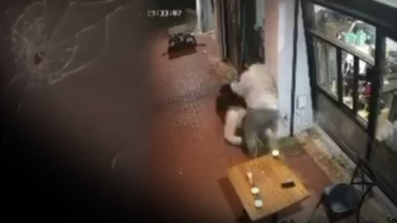 Gunman at large after man shot outside Melbourne café