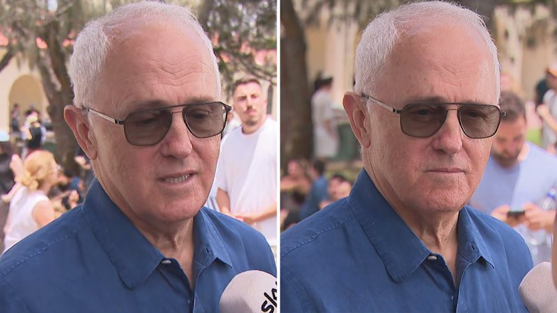 Malcom Turnbull attends Bondi memorial site
