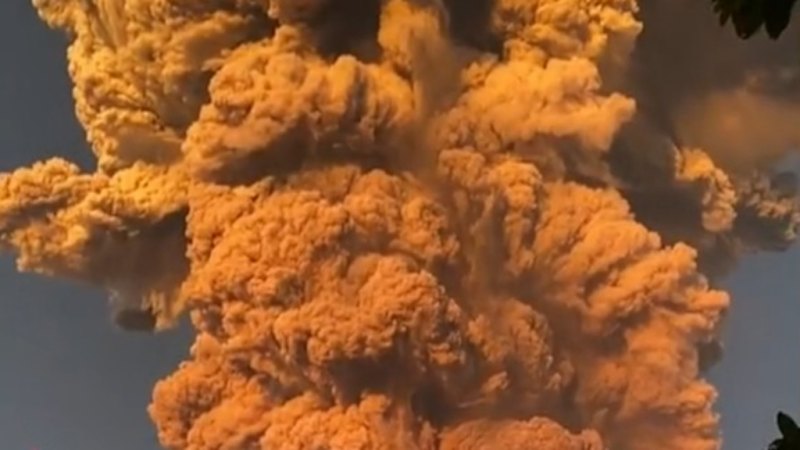 Aussie’s holiday plans thrown into chaos as Bali volcano spews ash