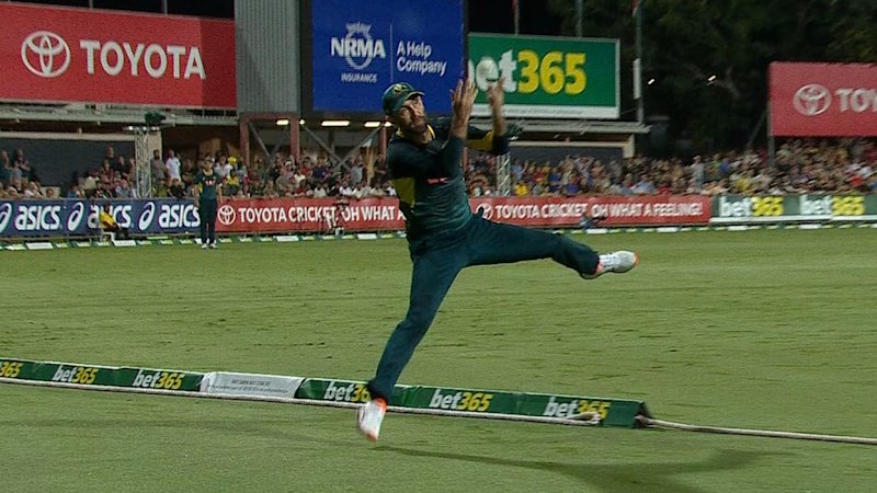 Maxwell stuns with another epic catch