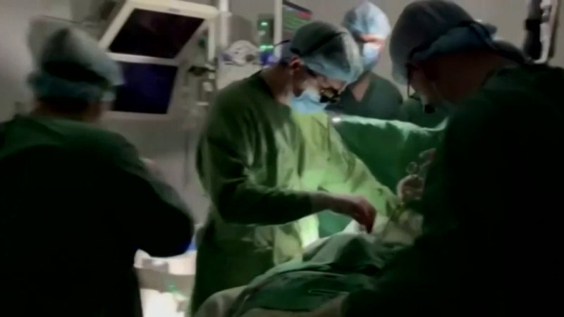 Ukraynalı doktorlar karanlıkta çocuğa kalp ameliyatı yaptı