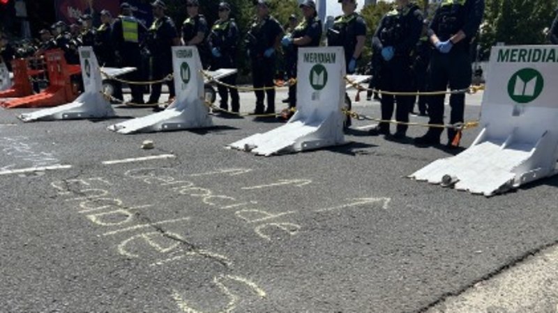Police keep pro-Palestine and pro-Israel supporters separate