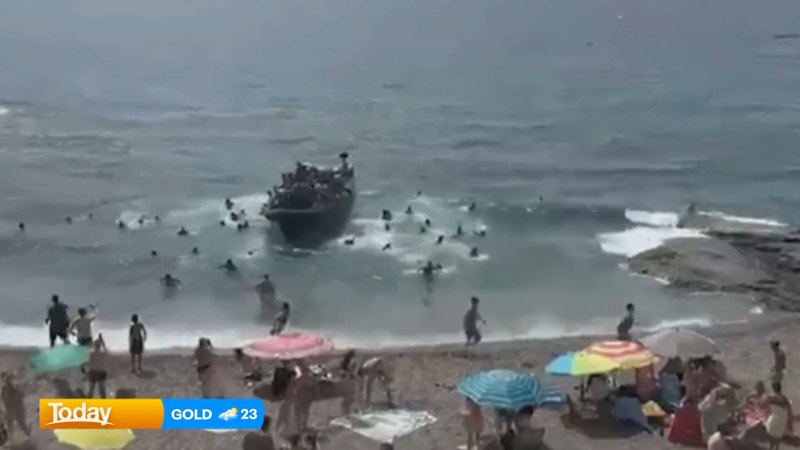 Göçmen botu İspanyol tatil plajına ulaştı