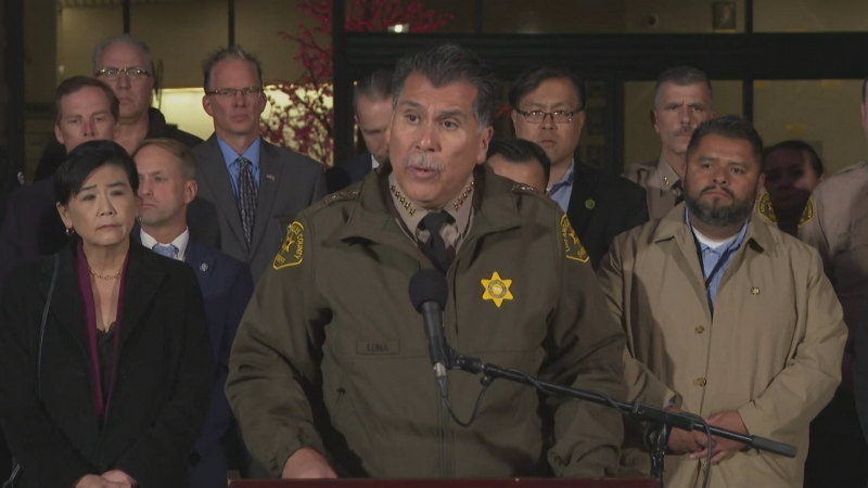 LA şerifi, ateş eden zanlının kendi kendine kurşun yarası nedeniyle öldüğünü söyledi