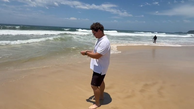 Moški v Brisbaneu po mesecu dni našel izgubljeno uro Apple Watch v oceanu