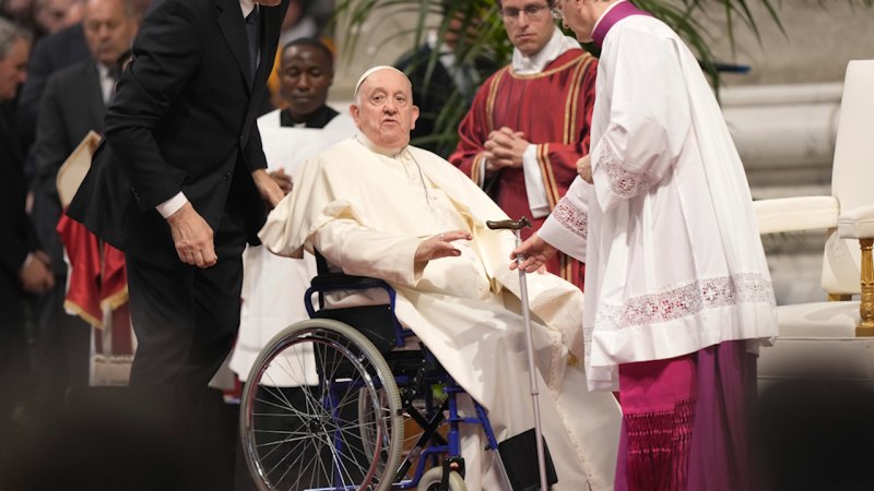 Video: Papa ameliyat için hastaneye kaldırıldı