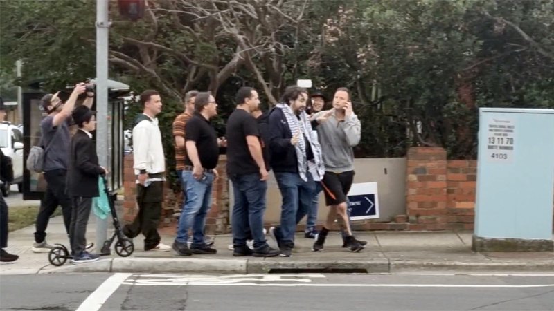 Confrontation with Anti-Zionist Jewish man James Crafti in Caulfield