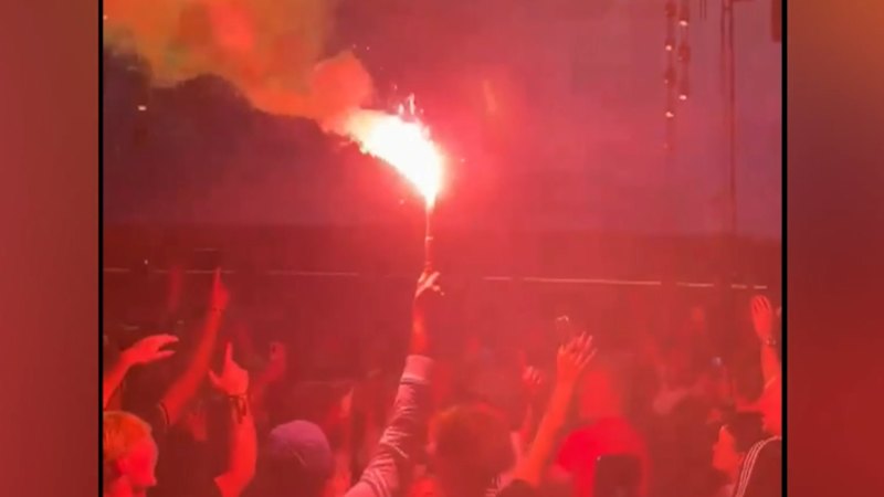 Flares thrown into crowd at first Oasis gig in Melbourne