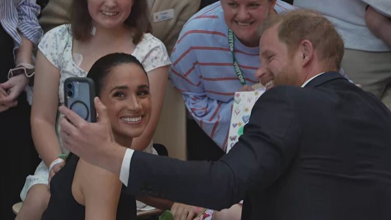 Prince Harry and Meghan meet children at Melbourne hospital
