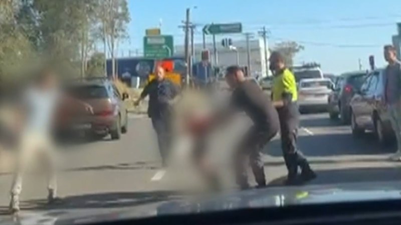 Man with kids arrested following alleged carjacking in Sydney