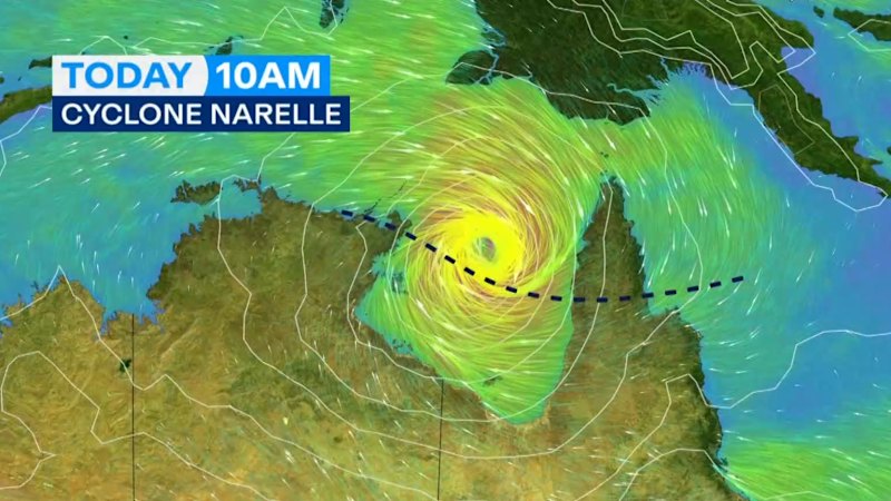 Far North Queensland braces for flooding as Cyclone Narelle heads for NT