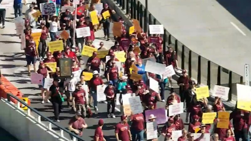 Učitelji v Queenslandu stavkajo zaradi boljših plač