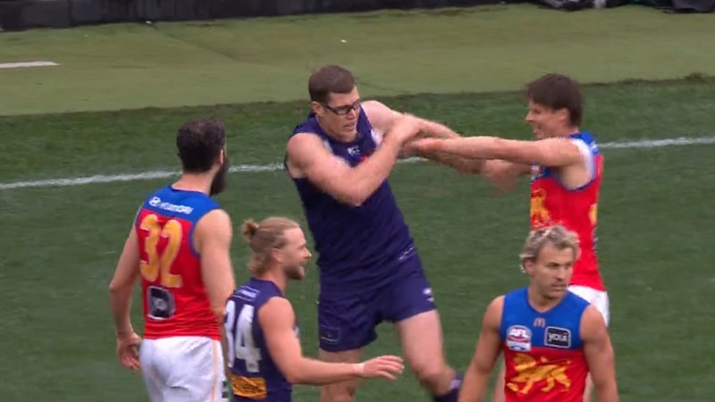 Scuffle after Mason Cox bumps Lions star during Fremantle vs Brisbane match