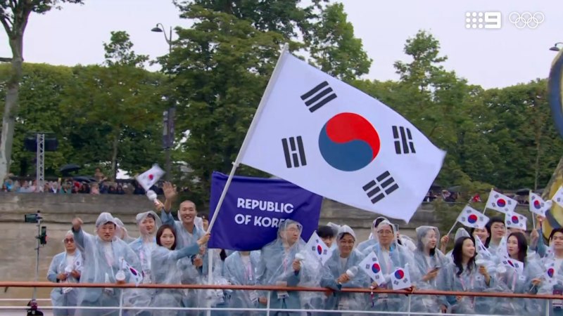 Olympic organisers apologise for introducing South Korean athletes as North Korea