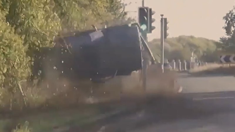 Pedofil v Veliki Britaniji zaprt zaradi vožnje v nasprotni smeri med potjo na sodišče