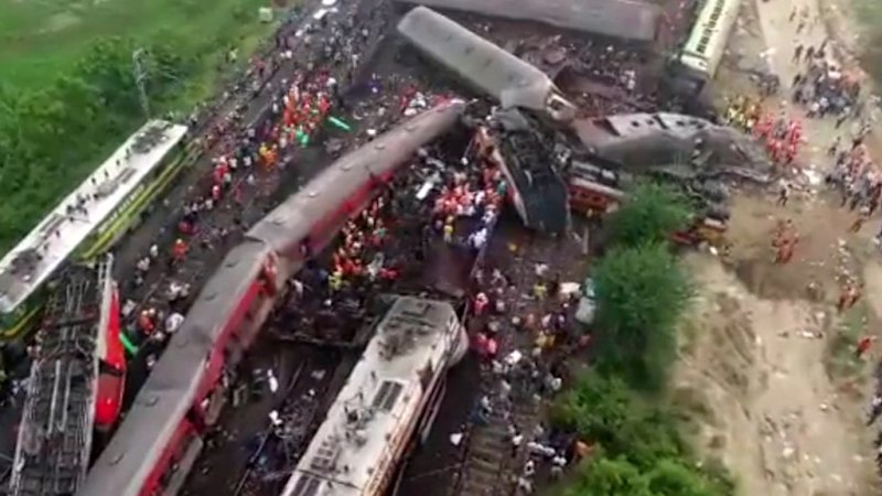 Hindistan'da yolcu treni raydan çıktı: 280'den fazla kişi öldü