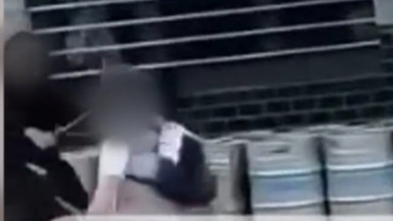 V Sydneyju ženska hospitalizirana, ko jo je med pretepom zadel ključ