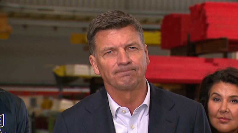 Opposition leader calls on PM to apologise for podcast remarks