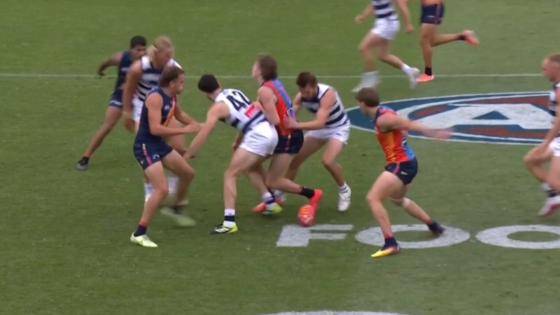 O'Connor clips Duursma with bump