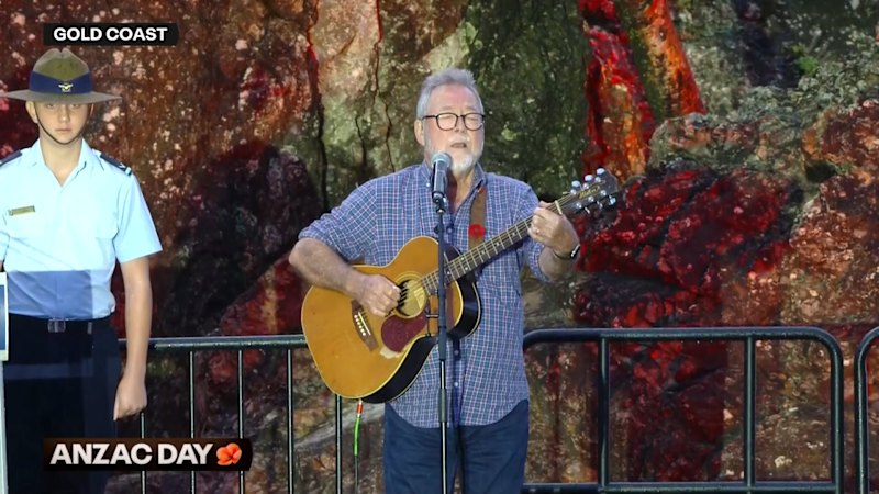 John Williamson's emotional 'True Blue' performance at Dawn Service