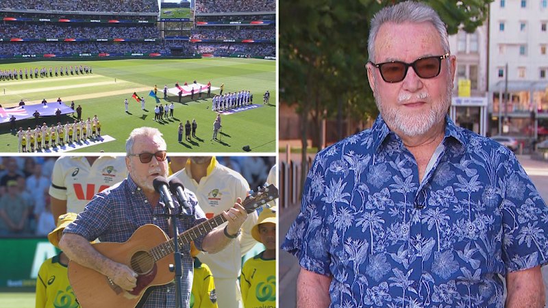John Williamson sings True Blue in honour of the lives lost in the Bondi attack