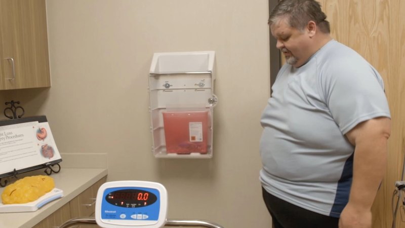 Chris Combs gets weighed in ahead of weight loss surgery