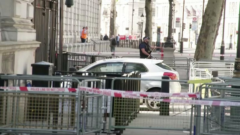 İngiltere başbakanının bulunduğu Londra'daki Downing Caddesi'nin kapılarına otomobiliyle çarpan adam tutuklandı.