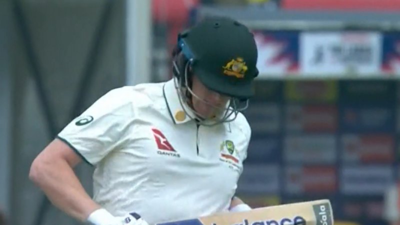 Smith raises the bat at 10,000-run milestone