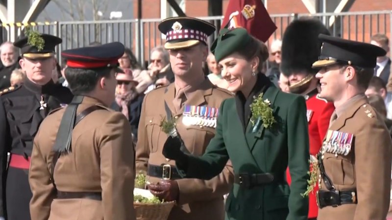 King Frederik plays table tennis with teens in Melbourne