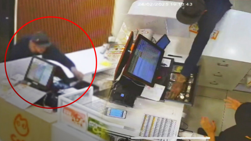 Bubble tea store robbed at knifepoint