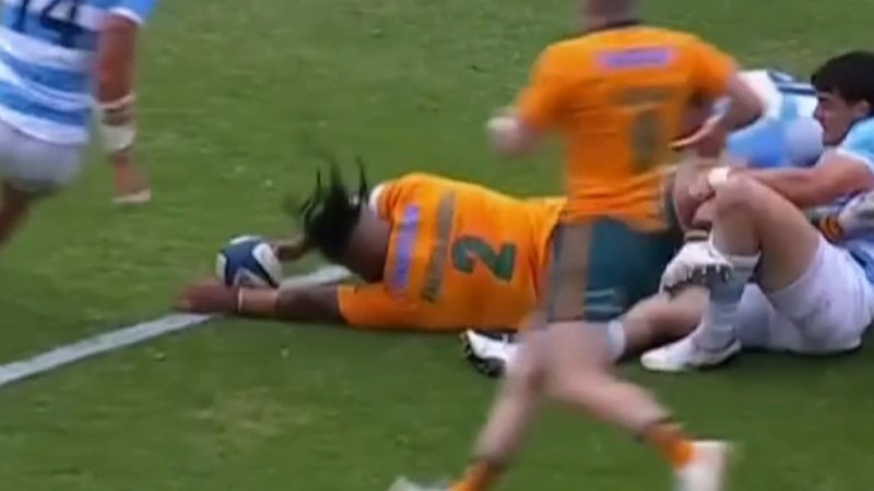 Brandon Paenga-Amosa scores to open the scoring for the Wallabies in Jujuy
